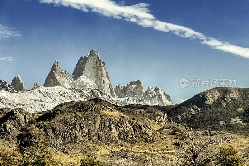 Fitz Roy山(海拔3405米)和Torre山(3125米)的景色。巴塔哥尼亚，圣克鲁斯省，阿根廷。